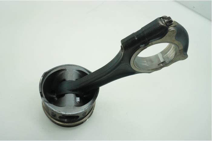 Connecting rod from a Mercedes-Benz C (W204) 2.2 C-200 CDI 16V 2009