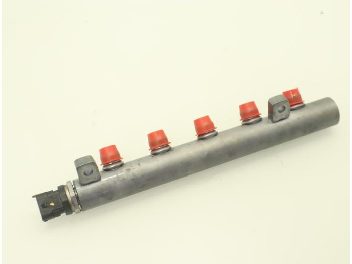 Fuel injector nozzle from a Renault Trafic Passenger (1JL/2JL/3JL/4JL) 1.6 dCi 95 2017