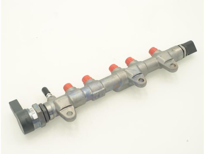 Fuel injector nozzle from a MINI Clubman (F54) 2.0 Cooper D 16V 2019