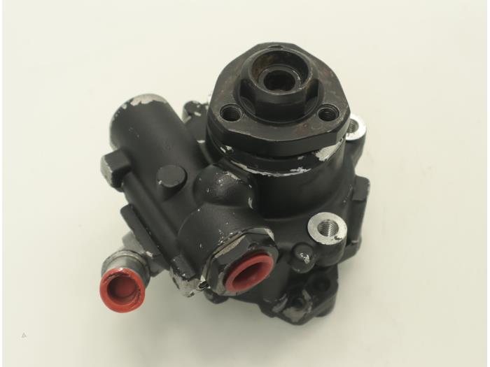 Power steering pump from a Volkswagen Transporter/Caravelle T4 1.9 TDI 2000