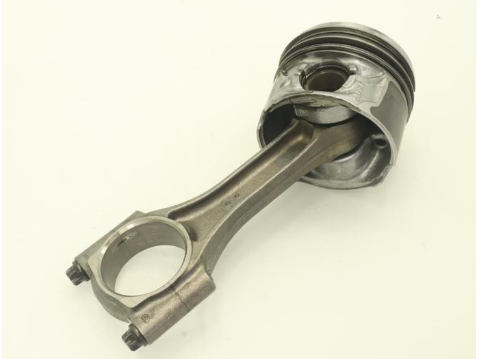 Connecting rod from a BMW 2 serie Active Tourer (F45) 216d 1.5 TwinPower Turbo 12V 2016