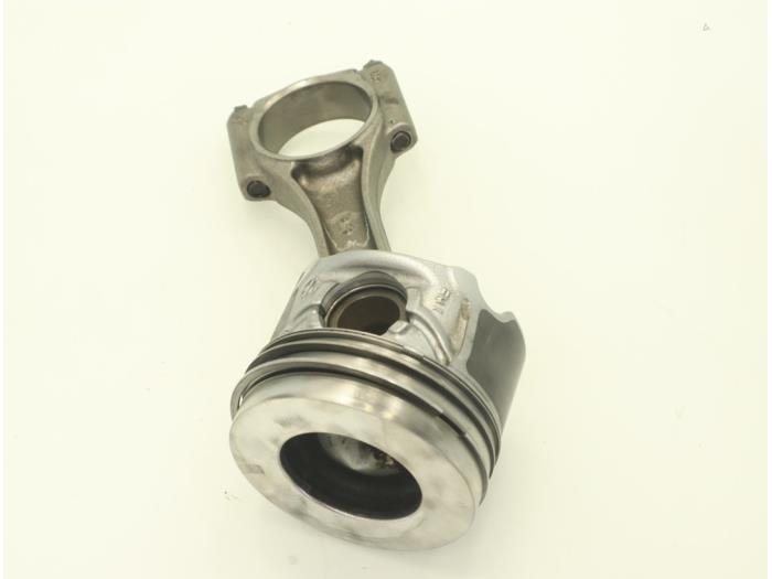 Connecting rod from a BMW 2 serie Active Tourer (F45) 216d 1.5 TwinPower Turbo 12V 2016