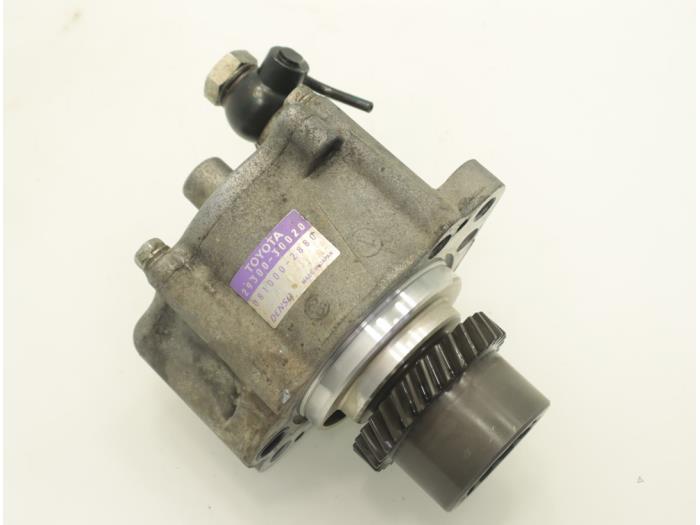 Vacuum pump (diesel) from a Toyota Land Cruiser (J12) 3.0 D-4D 16V 2002