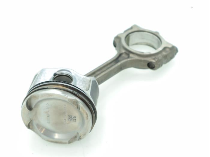 Connecting rod from a Renault Kadjar (RFEH) 1.3 TCE 160 FAP 16V 2021