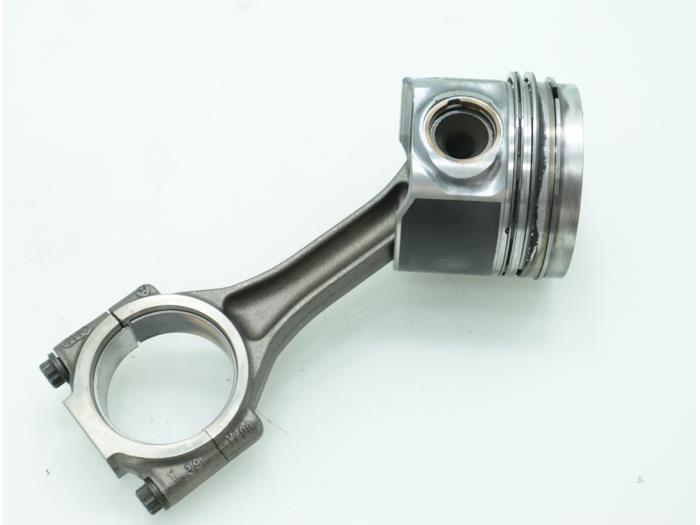Connecting rod from a Seat Leon (1P1) 2.0 TDI 16V 2011