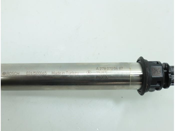 Injektor (Benzineinspritzung) van een Mercedes-Benz GLA (156.9) 1.6 180 16V 2016