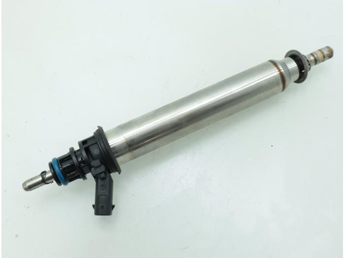 Injektor (Benzineinspritzung) van een Mercedes-Benz GLA (156.9) 1.6 180 16V 2016