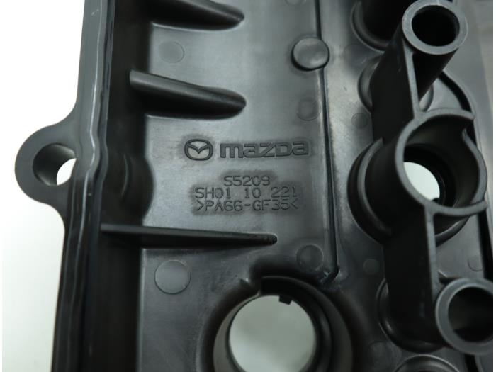 Rocker cover from a Mazda CX-5 (KE,GH) 2.2 Skyactiv D 16V High Power 2014
