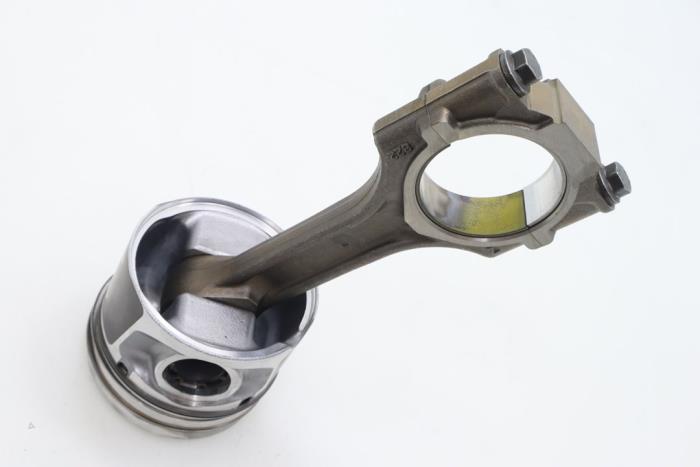 Connecting rod from a Opel Combo 1.6 CDTI 16V 2016