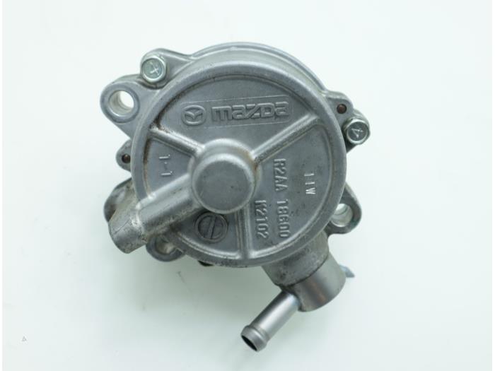 Vacuum pump (diesel) from a Mazda 6 Sport (GH14/GHA4) 2.2 CiTD 16V 163 2010