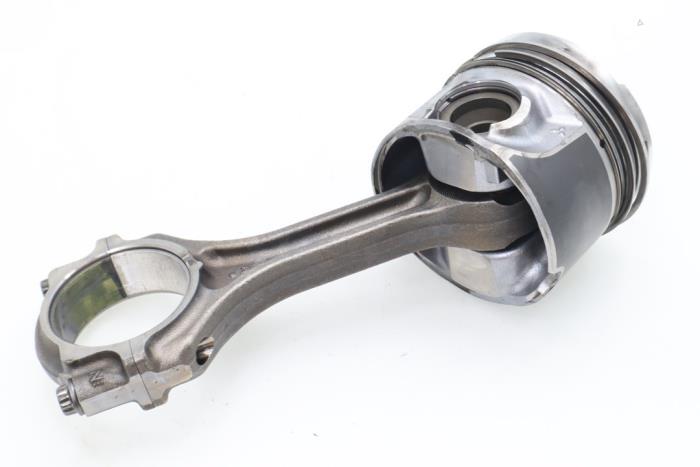 Connecting rod from a Mitsubishi L-200 2.4 Clean Diesel 2015