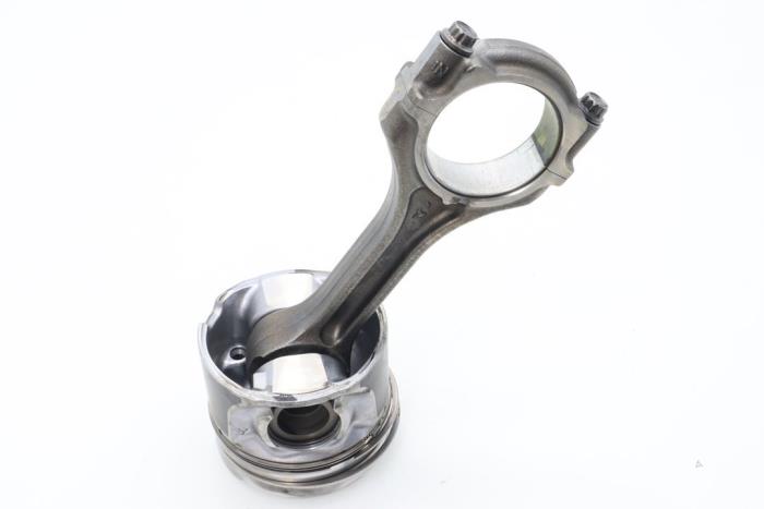 Connecting rod from a Mitsubishi L-200 2.4 Clean Diesel 2015