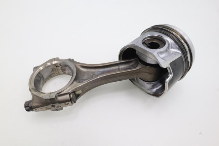 Connecting rod from a Renault Maxity 3.0 DCI 130.35 2020