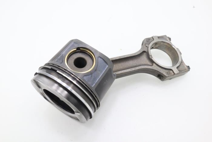 Connecting rod from a BMW 7 serie (E65/E66/E67) 730d,Ld 3.0 24V 2005