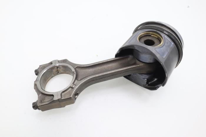 Connecting rod from a BMW 7 serie (E65/E66/E67) 730d,Ld 3.0 24V 2005