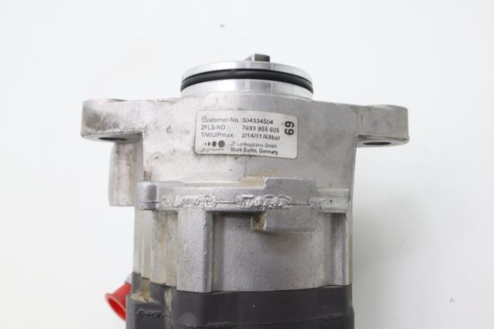 Power steering pump from a Mitsubishi Canter 3.0 Di-D 16V 413 2013