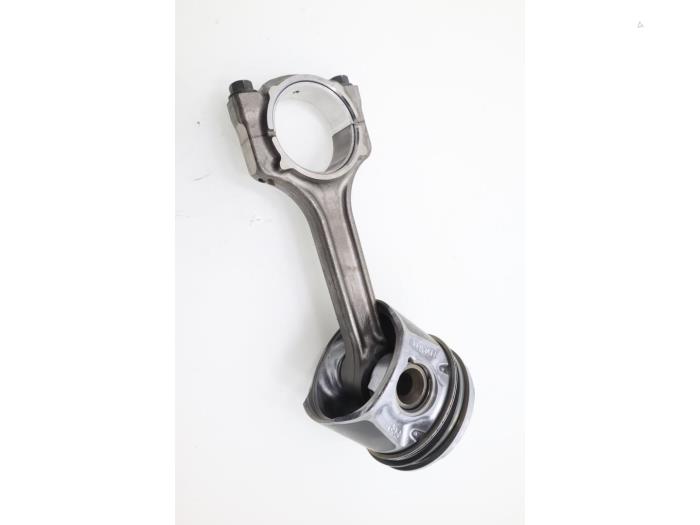 Connecting rod from a Fiat Punto II (188) 1.3 JTD 16V 2008