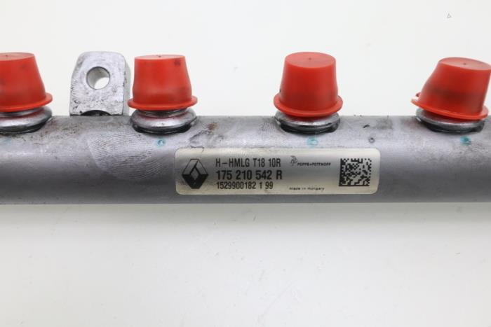 Fuel injector nozzle from a Mercedes-Benz Vito (447.6) 1.6 111 CDI 16V 2018