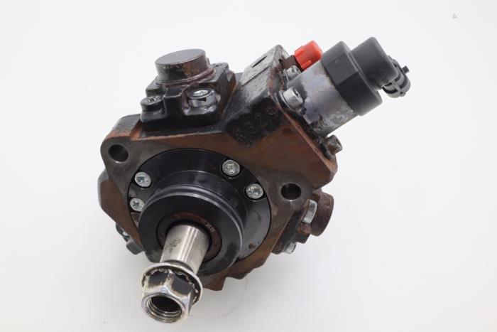 Mechanical fuel pump from a Kia Sportage (QL) 1.7 CRDi 115 16V 4x2 2015