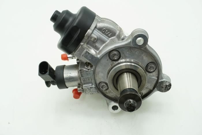 Mechanical fuel pump from a BMW 4 serie (G22) 420d xDrive 2.0 16V 2021