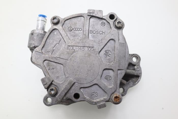 Vacuum pump (diesel) from a Volkswagen Caddy Combi IV 1.6 TDI 16V 2015