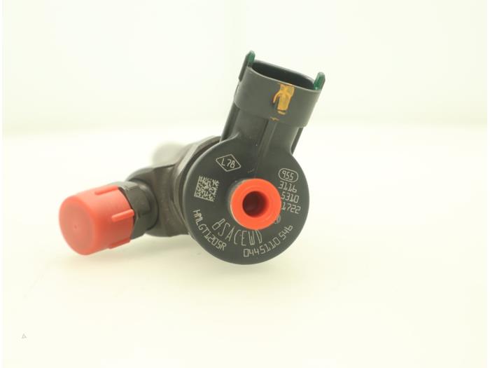 Injector (diesel) from a Mercedes-Benz Vito (447.6) 1.6 109 CDI 16V 2019