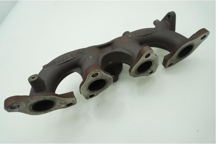 Exhaust manifold from a Volvo V60 I (FW/GW) 2.0 D2 16V 2018