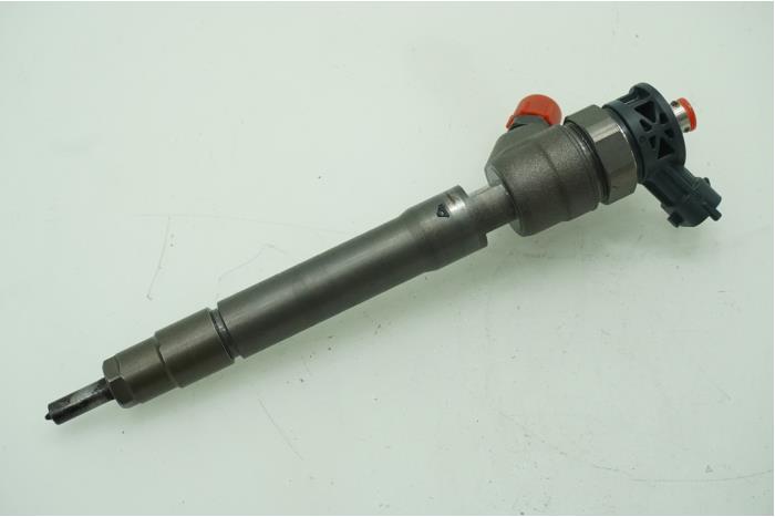 Injector (diesel) from a Renault Trafic (1FL/2FL/3FL/4FL) 1.6 dCi 125 Twin Turbo 2019