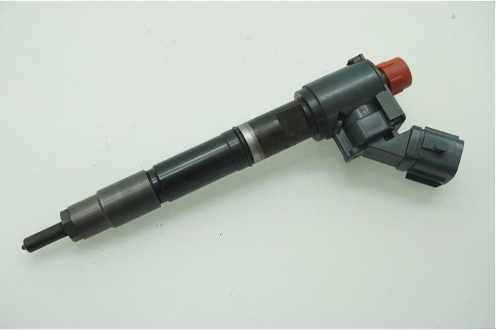 Injector (diesel) from a Volvo V40 (MV) 2.0 D4 16V 2015