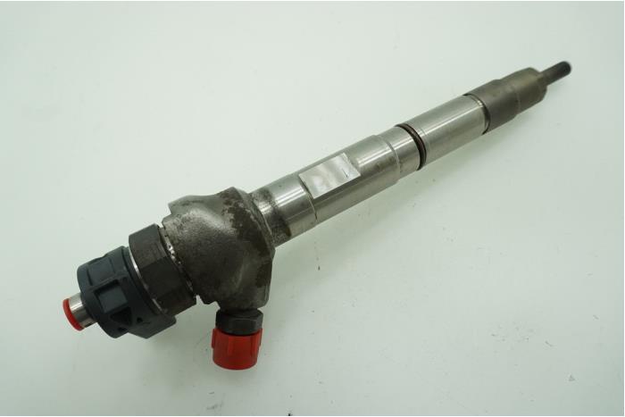 Injector (diesel) from a Volkswagen Caddy IV 2.0 TDI 102 2019