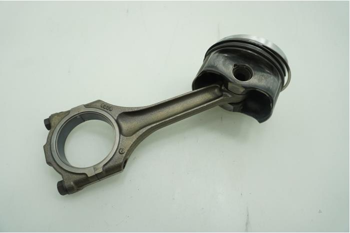 Connecting rod from a Porsche Cayenne II (92A) 3.6 24V 2014