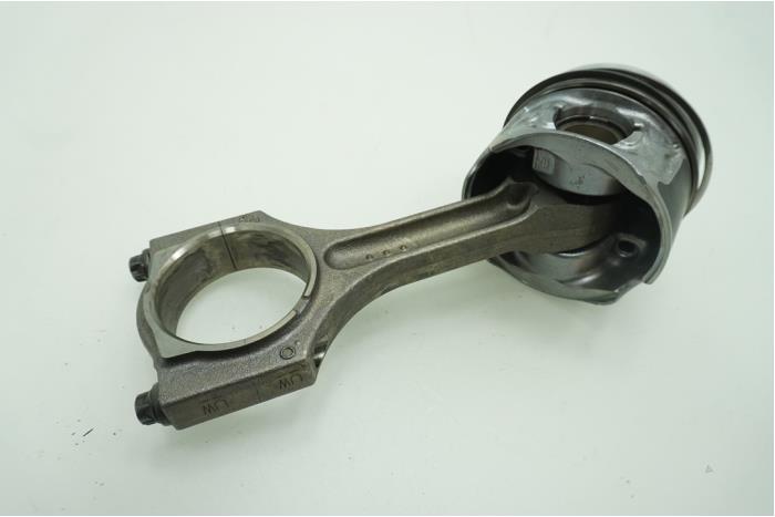 Connecting rod from a BMW X1 (F48) sDrive 18d 2.0 16V 2017