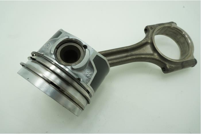 Connecting rod from a Ford Transit Connect (PJ2) 1.5 EcoBlue 2021