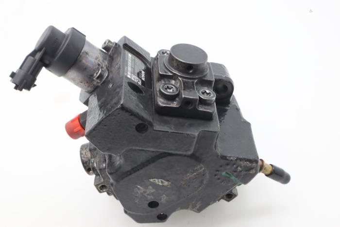 Mechanical fuel pump from a Opel Vivaro Combi 1.6 CDTI 95 2019