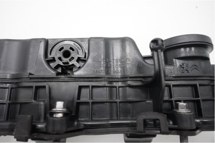 Rocker cover from a Peugeot Boxer (U9) 2.2 Blue HDi 140 2020