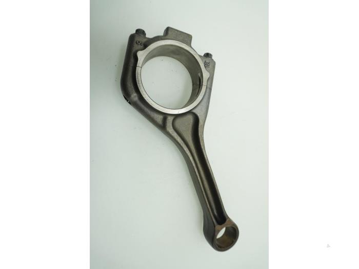 Connecting rod from a Jaguar F-Pace 2.0 Turbo 16V AWD 2018