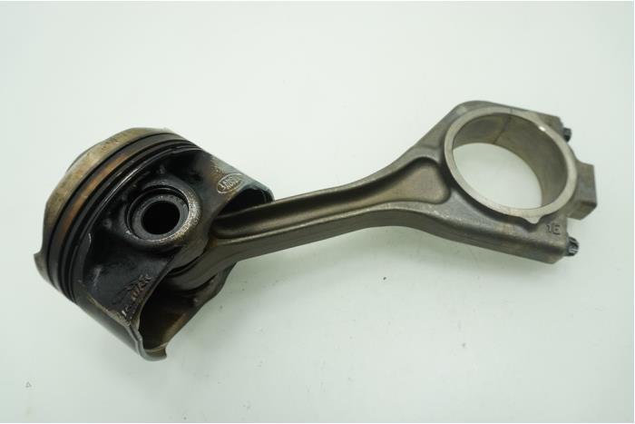 Connecting rod from a Jaguar F-Pace 2.0 Turbo 16V AWD 2018
