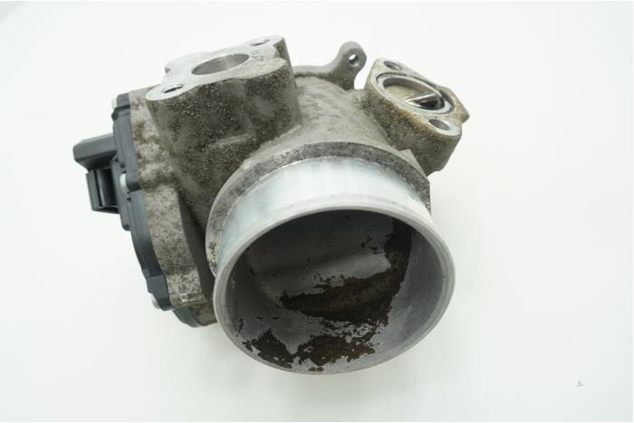 EGR valve from a Renault Trafic New (EL) 2.5 dCi 16V 115 FAP 2011