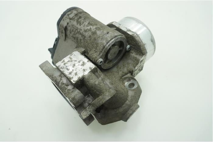 EGR valve from a Renault Trafic New (EL) 2.5 dCi 16V 115 FAP 2011
