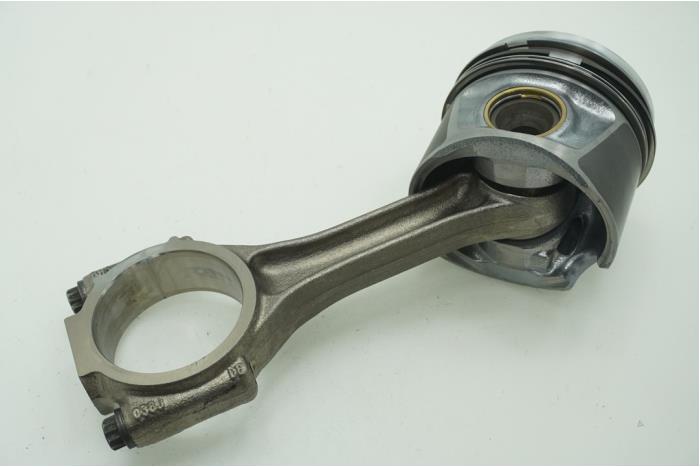 Connecting rod from a Volkswagen Touran (1T1/T2) 2.0 TDI 16V 140 2008