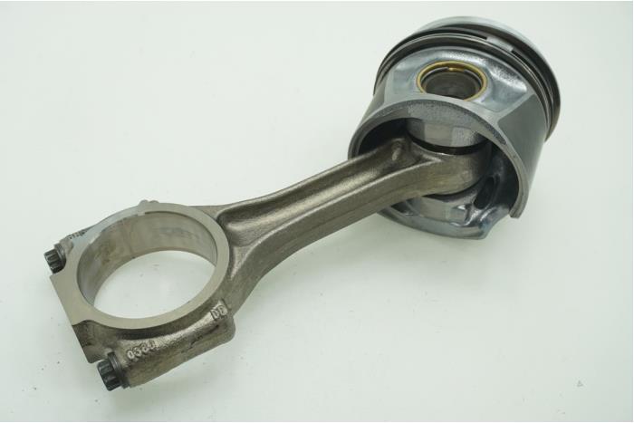 Connecting rod from a Volkswagen Touran (1T1/T2) 2.0 TDI 16V 140 2008