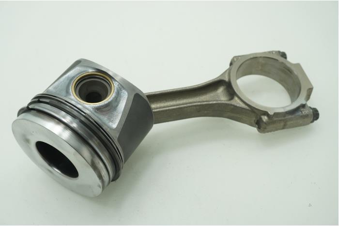 Connecting rod from a Volkswagen Touran (1T1/T2) 2.0 TDI 16V 140 2008