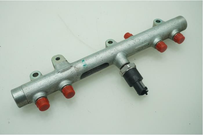 Fuel injector nozzle from a Fiat Ducato (243/244/245) 2.8 JTD Combinato 2004