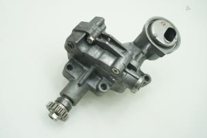 Used Oil pump Renault Clio IV (5R) 1.6 Turbo 16V RS 220 EDC Trophy Price € 121,00 Inclusive VAT offered by Brus Motors BV