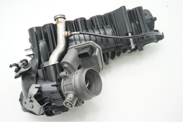 Intake manifold from a BMW 1 serie (E81) 116d 16V 2011
