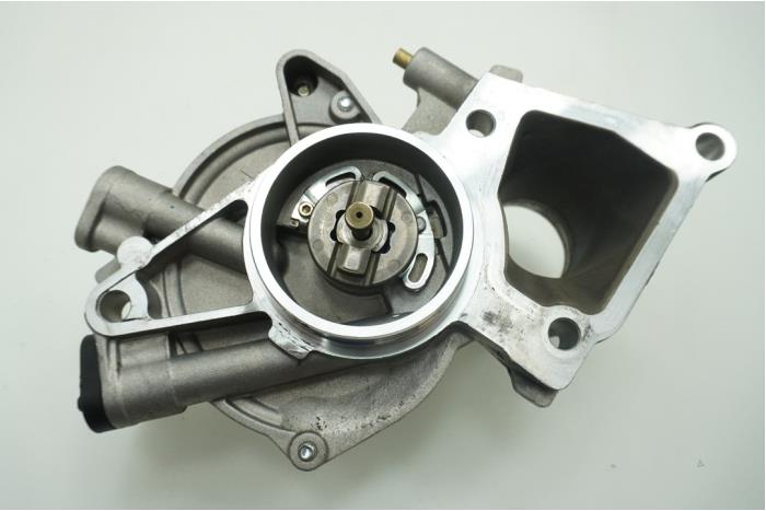 Vacuum pump (diesel) from a Ford Transit 2.2 TDCi 16V 2015