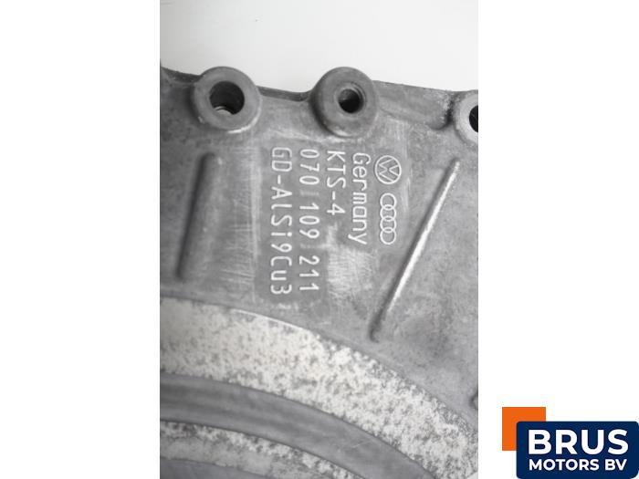 Usagé Couvercle de distribution Volkswagen Transporter/Caravelle T5 2.5 TDi PF Prix € 121,00 Prix TTC proposé par Brus Motors BV