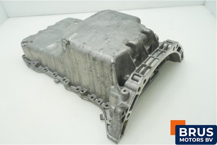 Usagé Couvercle carter Mercedes C (W205) C-180 1.6 16V Prix € 121,00 Prix TTC proposé par Brus Motors BV