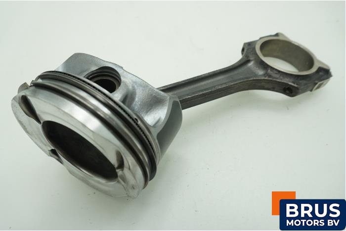 Usagé Bielle Mercedes C (W205) C-180 1.6 16V Prix € 90,75 Prix TTC proposé par Brus Motors BV