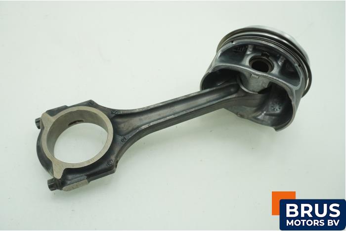 Usagé Bielle Mercedes C (W205) C-180 1.6 16V Prix € 90,75 Prix TTC proposé par Brus Motors BV